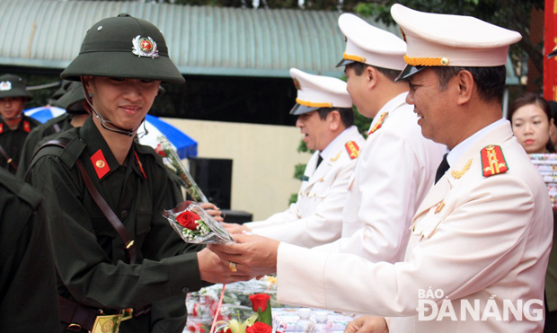 Đại tá Lê Thanh Hải, Phó Giám đốc Công an thành phố Đà Nẵng chúc mừng các tân binh nhập ngũ, phục vụ có thời hạn trong lực lượng Công an nhân dân.