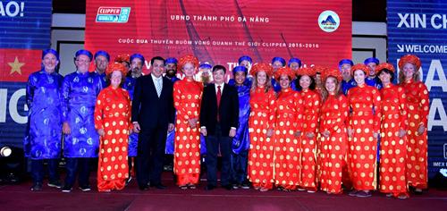    The members of home team Da Nang-Viet Nam were invited on stage to show off their specially made ao dais