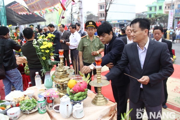 Các đại biểu dâng hương kính cáo các chư thần