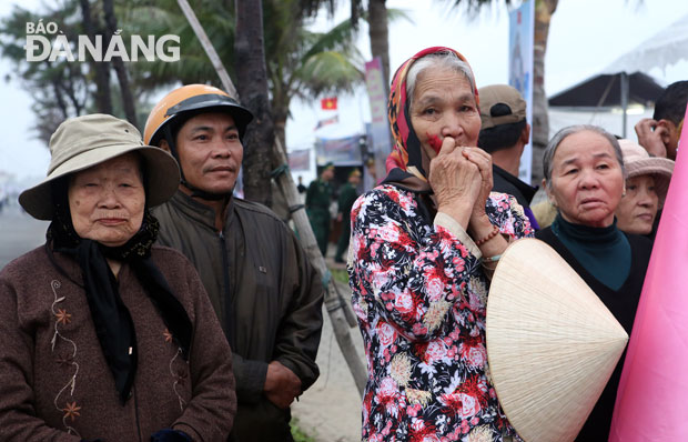 Đông đảo người dân tham gia dõi theo lễ hội cầu ngư đầu năm