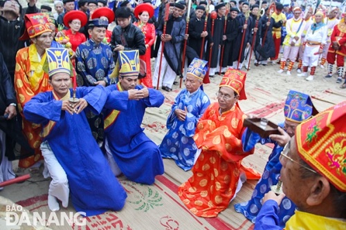     The main solemn rituals were in commemoration of ancestors and praying for peace, happiness and prosperity throughout the year, good weather, and a successful fishing season ahead.