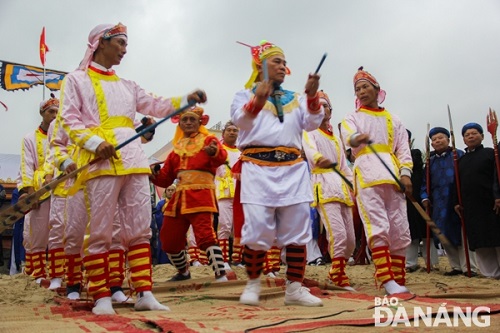   A ‘ba trao’ singing performance to express the solidarity among the fishermen from the same ship, and to help them overcome difficulties and catch a lot of fish