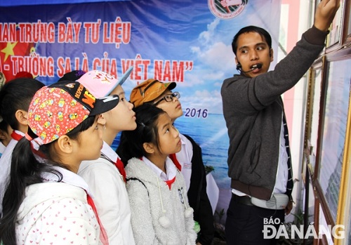   Local school pupils at the ‘Hoang Sa and Truong Sa Archipelagos - Integral Parts of Viet Nam's Sovereignty’ exhibition
