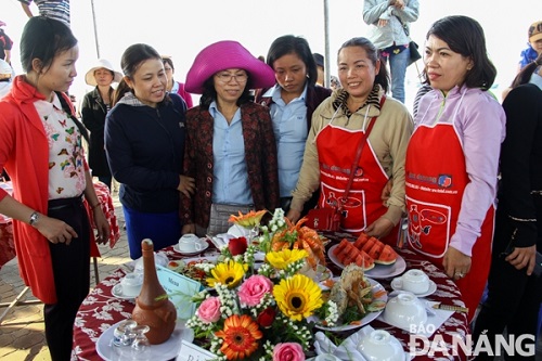   A raw fish dish-making contest entitled ‘Sea-flavoured Tray’