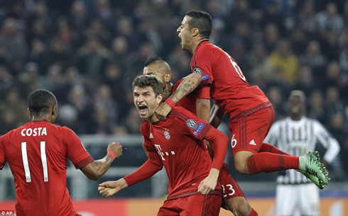 Muller mở điểm cho Bayern trong hiệp 1.