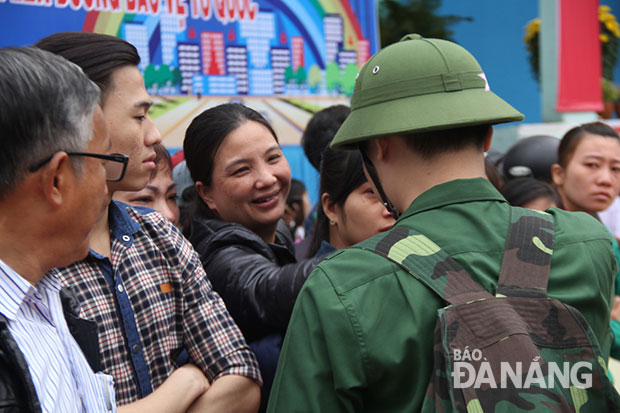 Tân binh bịn rịn chia tay gia đình lên đường nhập ngũ.                                          Ảnh: Đắc Mạnh