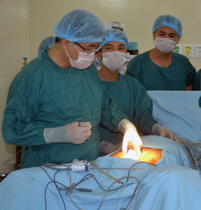 Các bác sĩ đang thực hiện một ca phẫu thuật cho bệnh nhân tại Đà Nẵng. Ảnh: VIỆT DŨNG