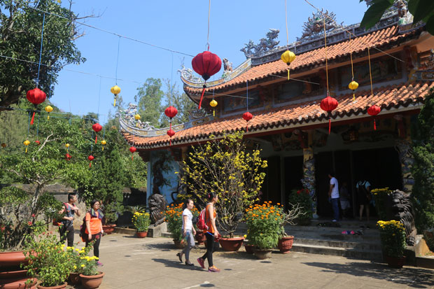 Đi lễ chùa đầu năm tại Tam Thai quốc tự, ngôi chùa có lịch sử hơn 400 năm, tọa lạc trên ngọn Thủy Sơn, Khu danh thắng Ngũ Hành Sơn.