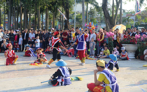 Hội cờ người do Võ đường Kỳ Sơn, thành phố Hội An, biểu diễn tại Hội Hoa xuân Đà Nẵng 2016 hôm mồng 2 Tết.