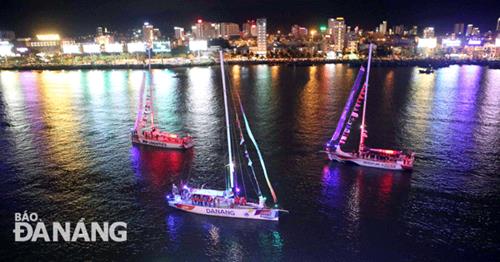   The three leading yachts had drummers on board from the Nguyen Hien Dinh Tuong Theatre