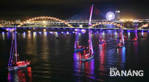    Yachts turning back at the Rong Bridge