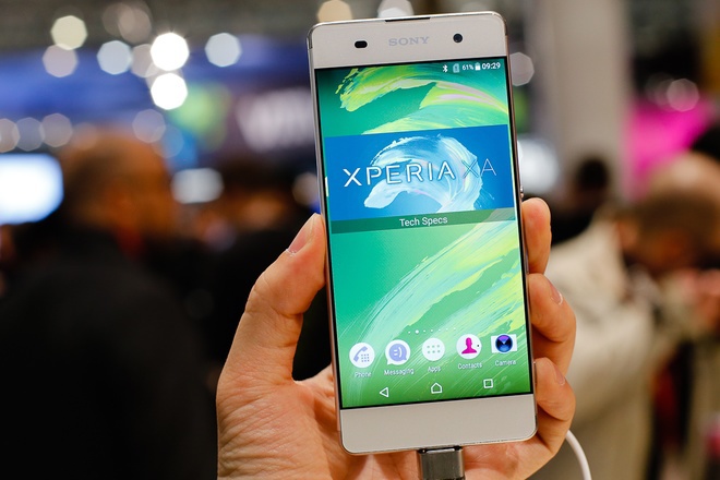 Sony Xperia XA thuộc phân khúc tầm trung nhưng vẫn gây sự chú ý với thiết kế viền màn hình hai bên siêu mỏng. Máy có màn hình 5 inch, pin dung lượng 2.300 mAh và chạy trên nền tảng Android 6.0. 