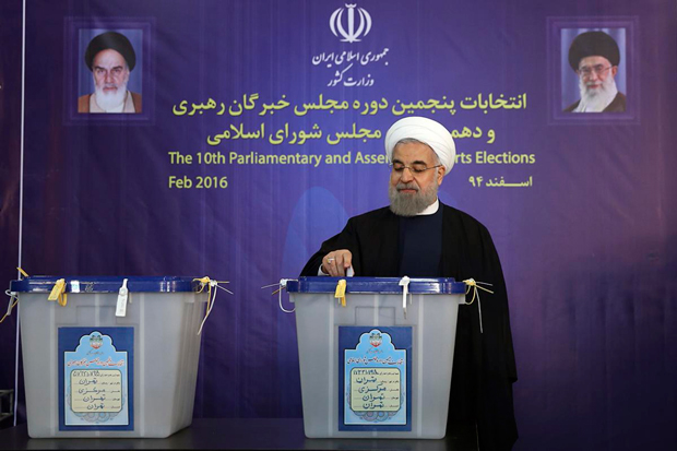 Tổng thống Hassan Rouhani bỏ phiếu tại thủ đô Tehran. 	 Ảnh: AP