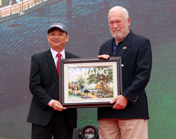 Phó Chủ tịch thành phố Đà Nẵng, Đặng Việt Dũng trao quà lưu niệm cho Ngài Robin Knox – Johnston Chủ tịch Clipper tại lễ tiễn thuyền