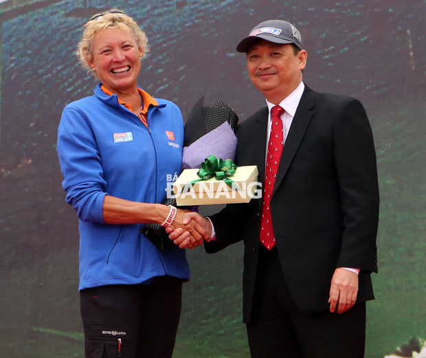 Phó Chủ tịch thành phố Đà Nẵng, Đặng Việt Dũng tặng quà cho bà Wendy Tuck thuyền trưởng đội Đà Nẵng (Việt Nam) tại buổi lễ xuất phát