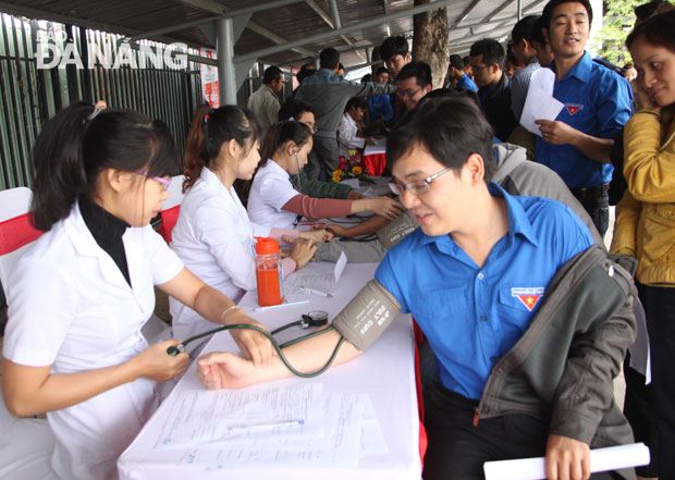 Ngay từ sáng sớm, nhiều đoàn viên thanh niên đã đến đăng ký khám sức khỏe để chuẩn bị hiến máu.