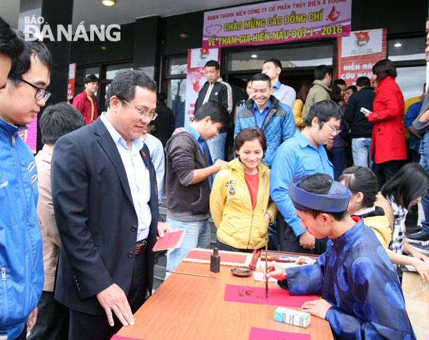 Mỗi người đến hiến máu đều được bạn Hoàng Đạt, sinh viên trường ĐH Nghệ thuật Huế tặng chữ thư pháp.