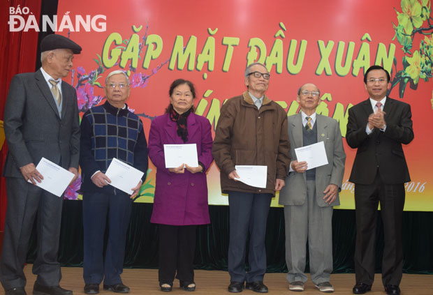 1.	Đồng chí Nguyễn Xuân Anh, Ủy viên Trung ương Đảng, Bí thư Thành ủy Đà Nẵng tặng quà mừng thọ bà con đồng hương Đà Nẵng tại Hà Nội