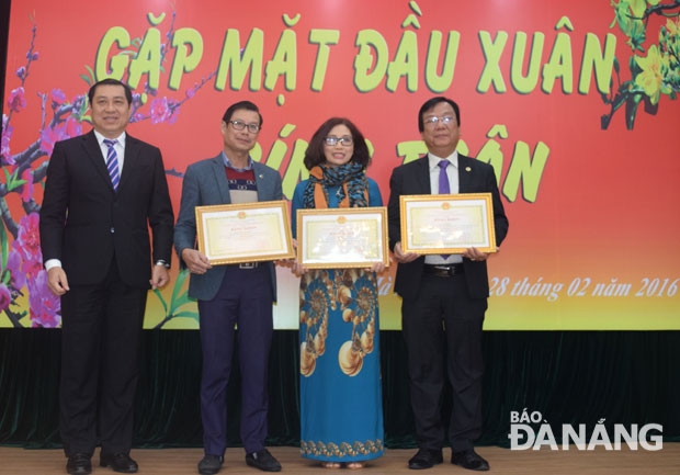 2.	 Đồng chí Huỳnh Đức Thơ, Chủ tịch UBND thành phố trao tặng bằng khen cho một số doanh nghiệp, cá nhân đã có đóng góp xuất sắc với Hội đồng hương Đà Nẵng tại Hà Nội