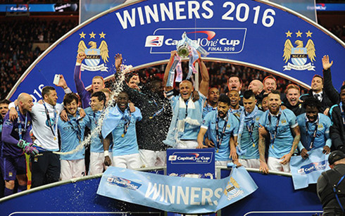 Man City nâng cao chức vô địch League Cup (Ảnh: Daily Mail).