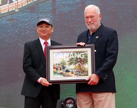   Municipal People’s Committee Vice Chairman Dang Viet Dung (left) presenting a momento to the Clipper Race Chairman Sir Robin Knox-Johnston