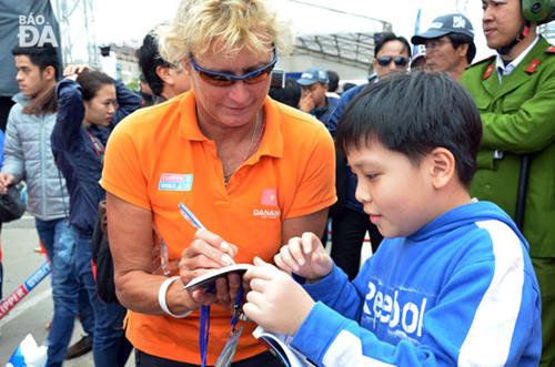  Skipper Wendy Tuck signing an autograph for a school pupil …