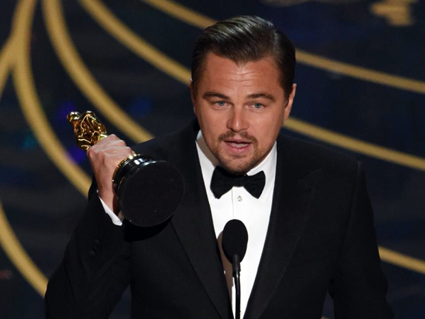 Sau 22 năm chờ đợi, Leonardo DiCaprio mới cầm trên tay tượng vàng Oscar. 		  Ảnh: AFP