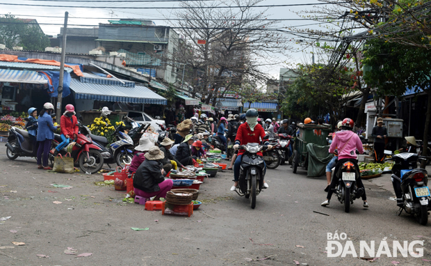 Tình trạng lấn chiếm lòng đường làm nơi buôn bán ở quận Liên Chiểu tái diễn sau Tết. (Ảnh chụp tại đường Vũ Ngọc Phan (gần chợ Hòa Khánh, phường Hòa Khánh Bắc).
