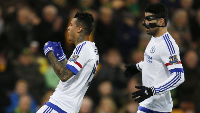 Niềm vui của Kenedy (trái) sau khi mở tỉ số cho Chelsea. Ảnh: Reuters