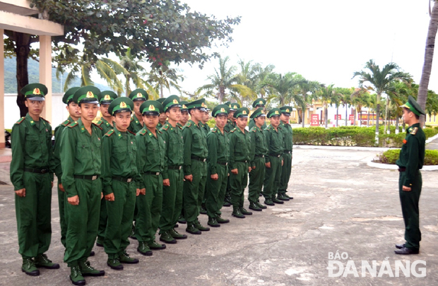 Tập điều lệnh cho chiến sĩ mới tại Bộ đội Biên phòng.