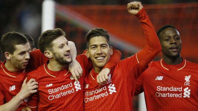 Niềm vui của các cầu thủ Liverpool sau khi Firmino (giữa) nâng tỉ số lên 3-0. Ảnh: Reuters