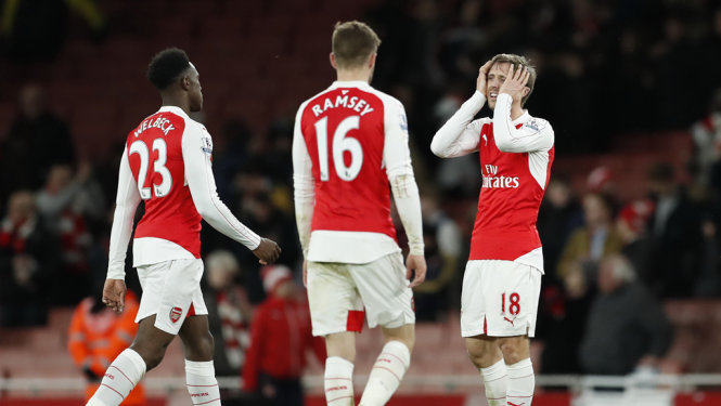 Nỗi thất vọng của các cầu thủ Arsenal sau trận thua Swansea 1-2. Ảnh: Reuters