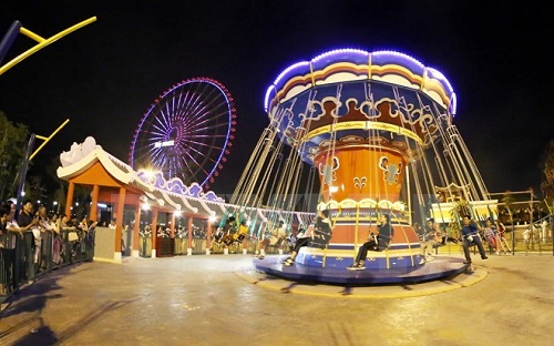 Tourists in Asia Park in Da Nang (Source:VNA)