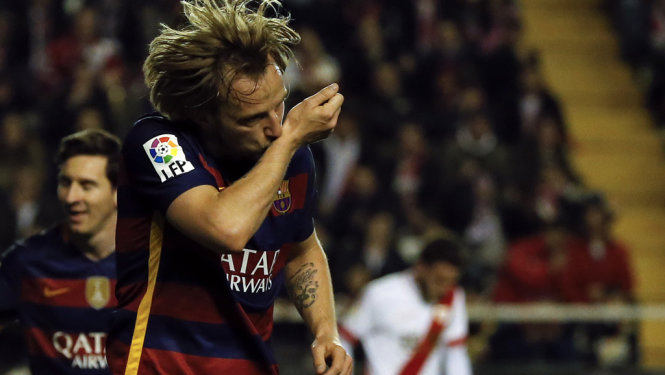 Rakitic ăn mừng bàn mở tỉ số cho Barcelona. Ảnh: Reuters