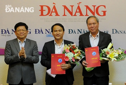  Deputy Secretary Vo Cong Tri (left), newly-promoted Director Nguyen Dinh Vinh (centre), and Acting Editor-in-Chief Truong Cong Dinh (right)