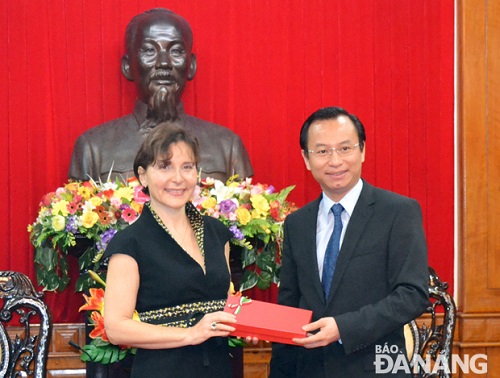  Secretary Anh (right) and Ambassador Piccioni