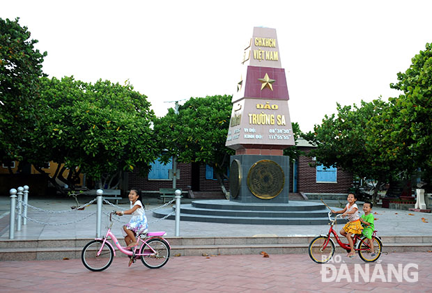 Đã có những em bé được sinh ra và lớn lên trên đảo và đây chính là sự tiếp nối của bao thế hệ con Lạc cháu Hồng trên vùng Biển Đông mênh mông sóng nước. 