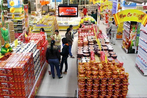 People shop at Co.op Mart in the central city of Da Nang (Photo: VNA)