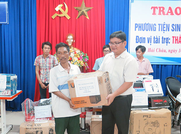 Thành Đoàn Đà Nẵng trao phương tiện sinh kế cho hộ nghèo quận Hải Châu. (Ảnh do Phòng LĐ-TB&XH quận cung cấp)