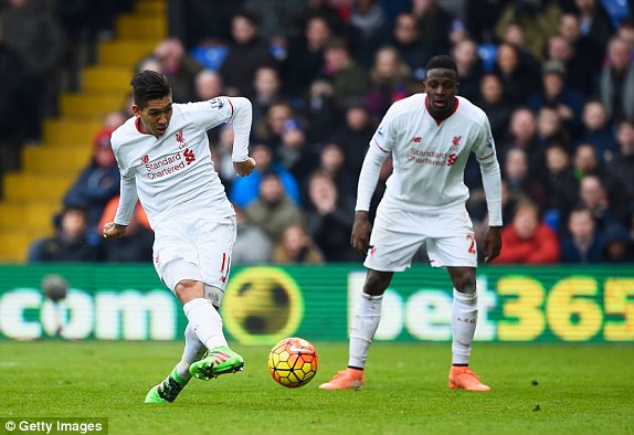 Roberto Firmino được thủ môn Alex McCarthy biếu không cho bàn thắng