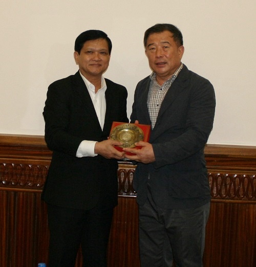 Vice Chairman Trung (left) presenting a momento to a representative from southern cities in South Korea’s Gyeonggi Province