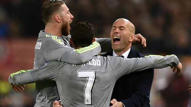 Niềm vui của HLV Zidane cùng Ramos và C.Ronaldo sau chiến thắng Roma 2-0 ở trận lượt đi.  		         			                          Ảnh: AP