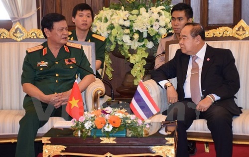 Deputy Defence Minister Nguyen Thanh Cung (L) talks with Thai Deputy Prime Minister and Minister of Defence Prawit Wongsuwan (Photo: VNA)