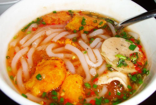 A bowl of the delicious ‘banh canh’ (rice spaghetti)