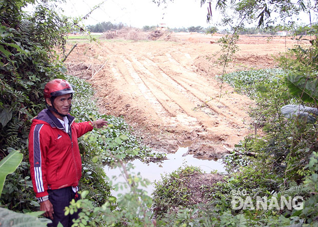 Một đoạn sông Tây Tịnh phục vụ thi công cống thoát lũ để làm đường công vụ và đê quai.