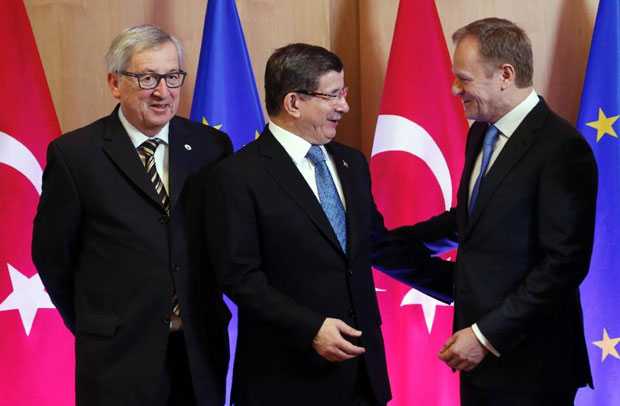 Chủ tịch Ủy ban châu Âu Jean-Claude Juncker (trái), Thủ tướng Thổ Nhĩ Kỳ Ahmet Davutoglu (giữa) và Chủ tịch Hội đồng châu Âu Donald Tusk gặp gỡ tại Brussels ngày 7-3.   Ảnh: Reuters