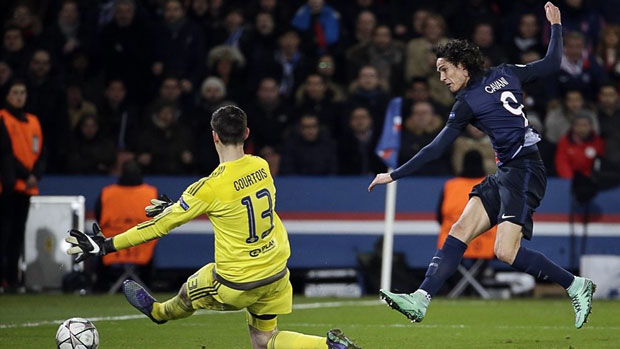 Từng đánh bại Chelsea của thủ môn Courtois (áo vàng), PSG của Cavani (áo xanh sẫm) hoàn toàn tự tin với mục tiêu đánh sập “pháo đài” Stamford Bridge.		 Ảnh: AFP