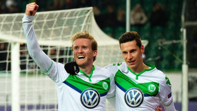 Niềm vui của Schuerrle (trái) sau khi ghi bàn cho Wolfsburg. Ảnh: EPA