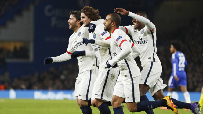 Niềm vui của các cầu thủ PSG sau khi Rabiot mở tỉ số. Ảnh: Reuters