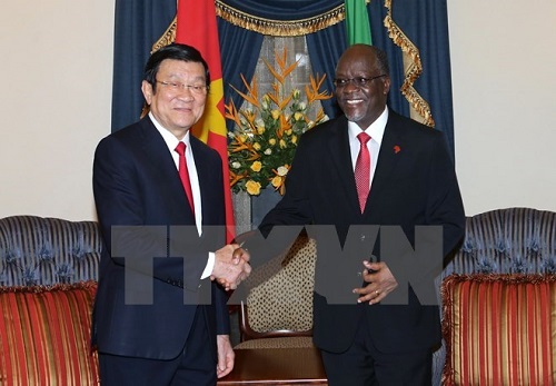 Tanzanian President John Magufuli (R) welcomes President Truong Tan Sang (Source: VNA)